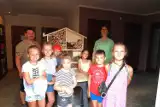 Wakacyjne warsztaty dla dzieci w Wyrzece. Młodzi mieszkańcy wsi budowali domek dla owadów podczas warsztatów stolarskich