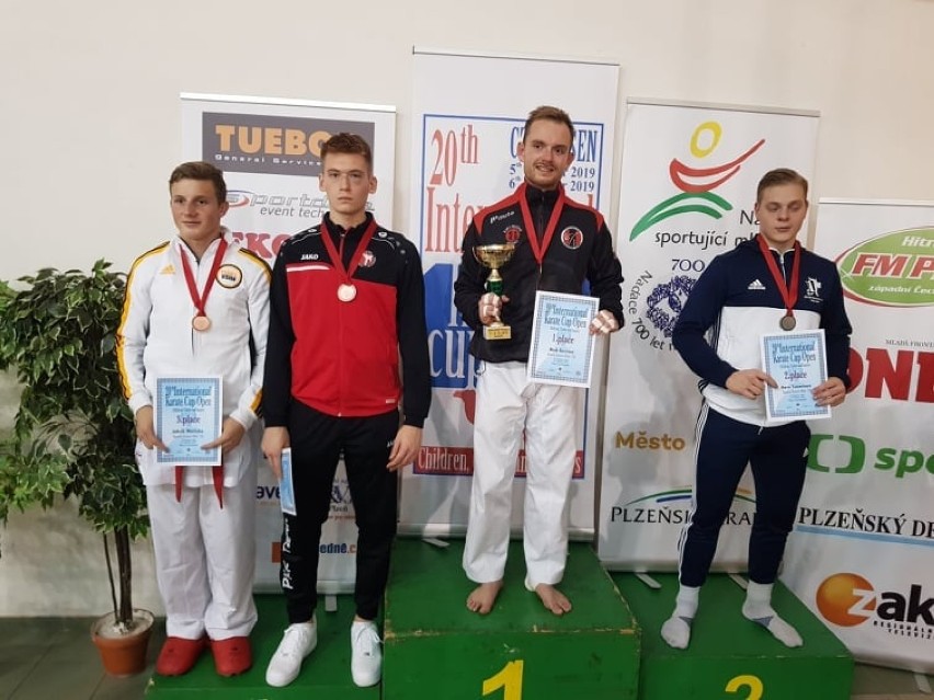 Reprezentanci Pleszewskiego Klubu Karate zdobyli pięć medali na turnieju w czeskim Pilznie