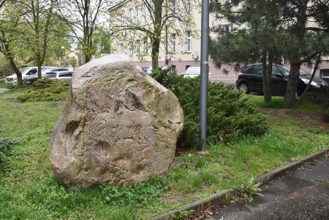 Z pamiątkowego kamienia ktoś ukradł tablicę upamiętniającą ofiary totalitaryzmu