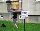 Przy ulicy Nieszawskiej w Lipnie pojawił się zakaz gry w piłkę. Gdzie dzieci mają się bawić? 