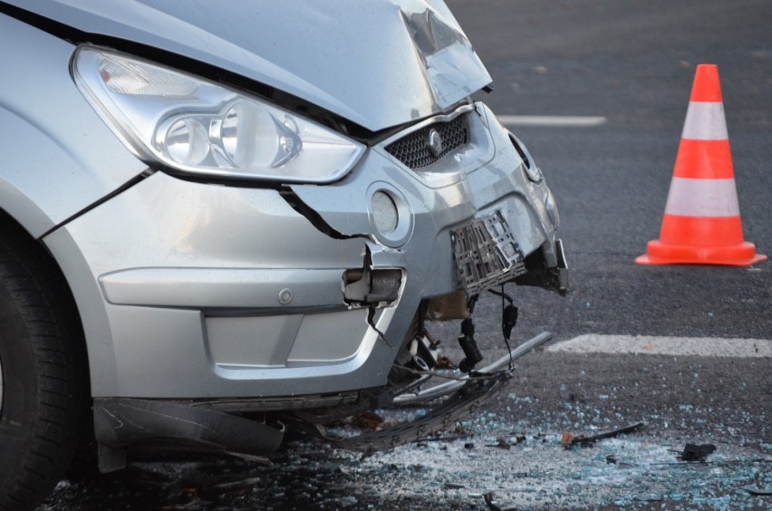 Na Kazimierza Wielkiego mercedes zderzył się z fordem (FOTO)