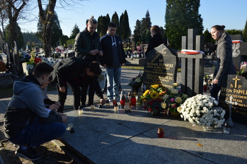 Bełchatów. Uczniowie "Mickiewicza" przed 11 listopada udekorowali żołnierskie groby [ZDJĘCIA]
