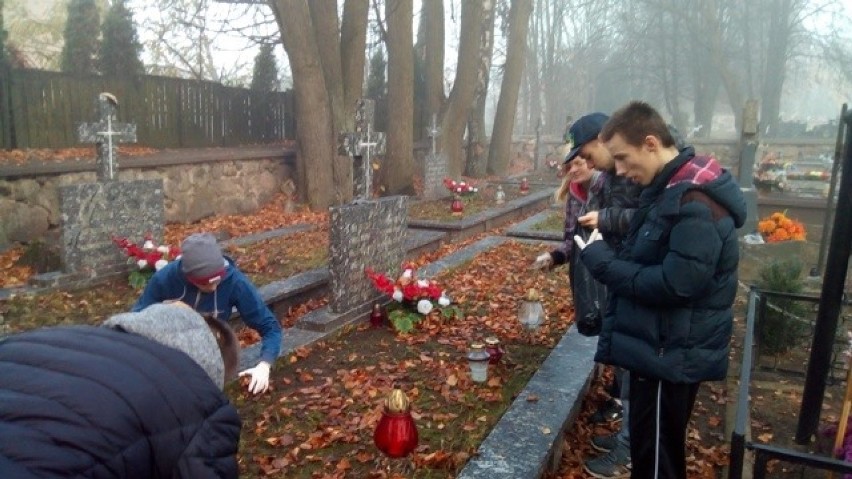 Zapalili biało-czerwone znicze na grobach żołnierzy (zdjęcia)