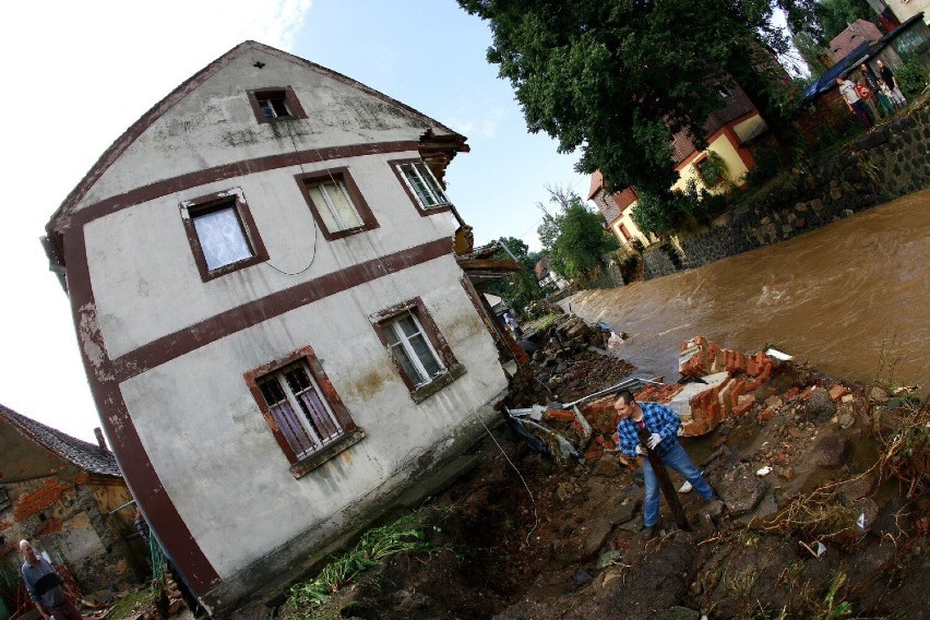 Powódź w Bogatyni w 2010 roku. W jej wyniku zmarły 4 osoby, a 1200 rodzin ucierpiało w wyniku żywiołu