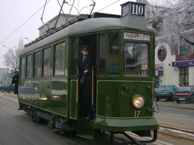 Chwilę po godzinie 11 na przystanek Zamkowa - Kilińskiego podjechał zabytkowy wagon Sanok z 1928 roku.