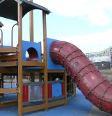 Nowe place zabaw przy szkołach w Bełchatowie