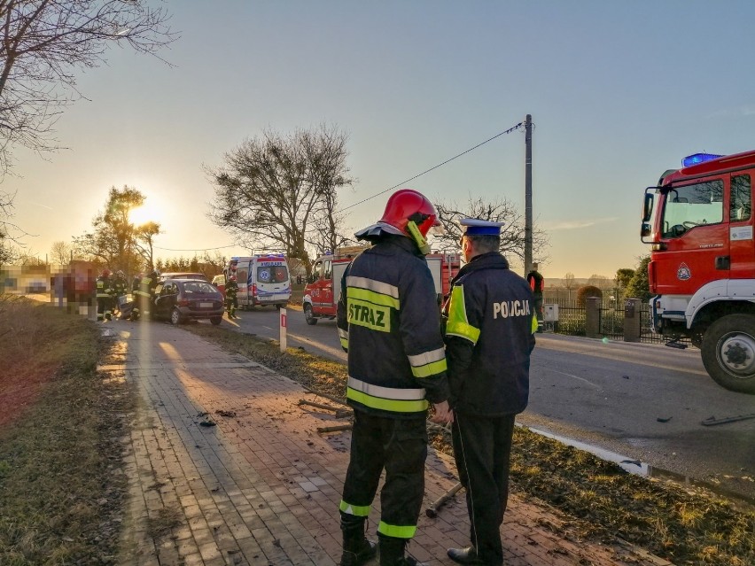 Wypadek na trasie Mareza - Nowy Dwór. Zderzenie dwóch samochodów, cztery osoby ranne [ZDJĘCIA]