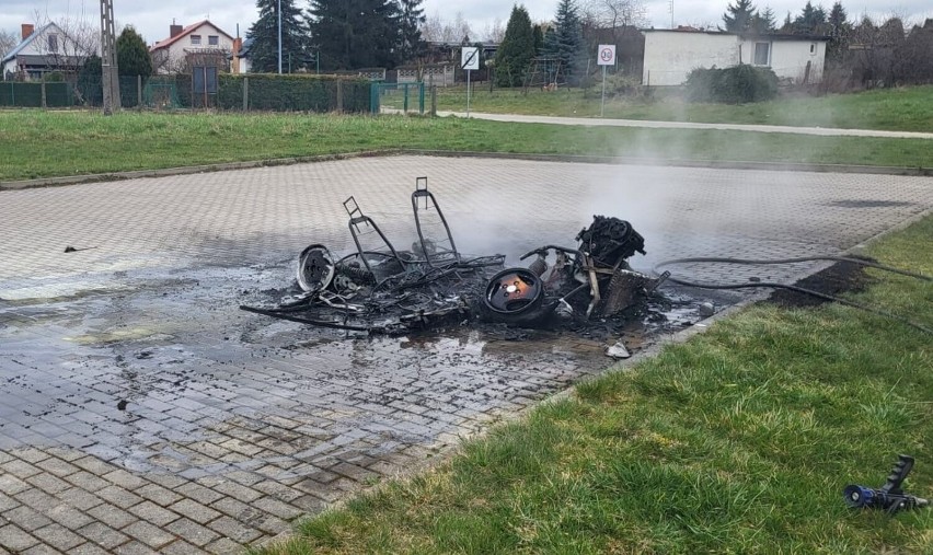 Pożar samochodu w Osiecznej. Z samochodu w powiecie leszczyńskim została sterta metalu