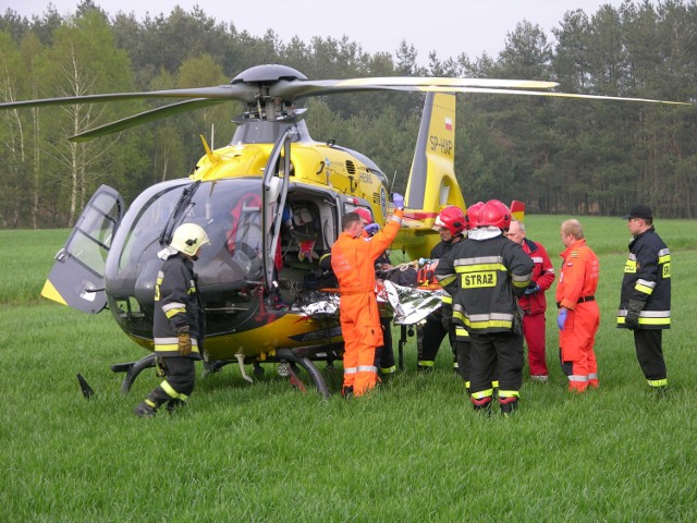 Do groźnego wypadku doszło w Białej Rawskiej, gdzie maszyna wciągnęła 27-letnią kobietę. Poszkodowana została odtransportowana śmigłowcem do szpitala w Łodzi.