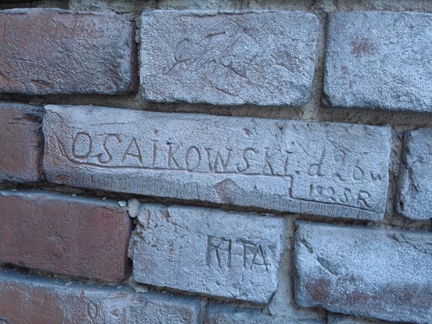 Kraśnik. Pamiątki historii wydrapane na murach. Czy ślady po 24. Pułku Ułanów w Kraśniku będą chronione?(ZDJĘCIA)