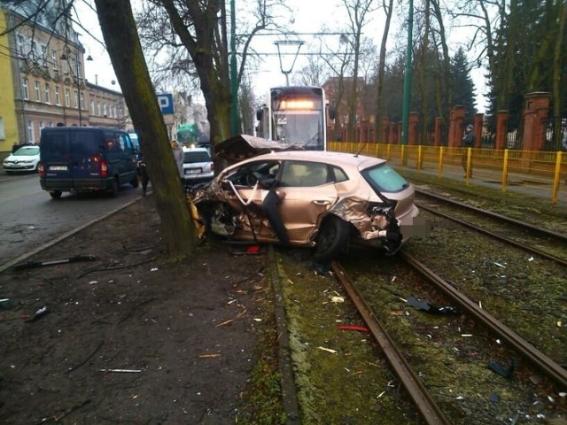 Do niecodziennej sytuacji doszło na ul. Gdańskiej w Bydgoszczy. Około godz. 4:30 nad ranem kierujący audi a3 uderzył w zaparkowane pojazdy i wepchnął jeden z nich na tory tramwajowe. Do zdarzenia doszło na wysokości skrzyżowania z ulicą Dwernickiego.