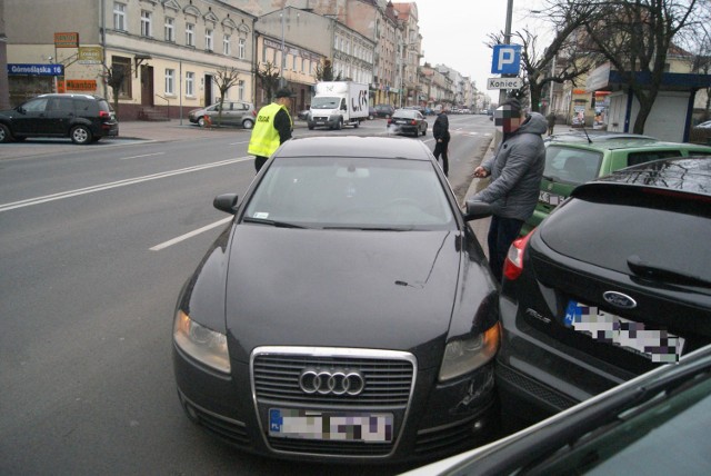 Niecodzienna kolizja na Górnośląskiej w Kaliszu. Auto stoczyło się z jezdni i rozbiło dwa inne samochody