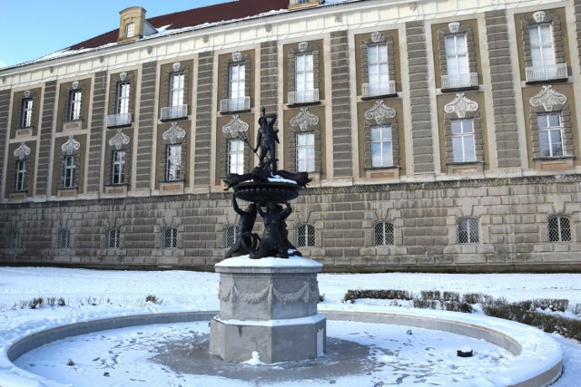 Żagański park i fontanny w zimowej szacie. Fontanna z Nereidami