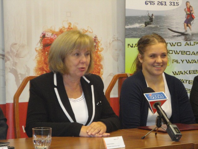 Prezydent Grażyna Dziedzic i medalistka olimpijska Natalia Strzałka