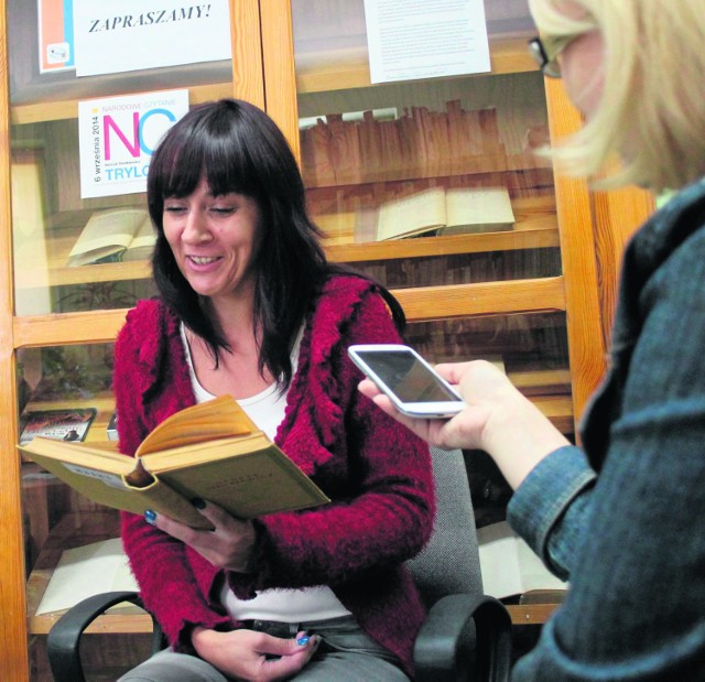 W bibliotece Kujawsko-Pomorskiego Centrum Edukacji Nauczycieli przy ul. Nowomiejskiej we Włocławku można było nagrać "swój" fragment "Pana Wołodyjowskiego". Gotowe audiobooki będzie można odsłuchać w placówce w sobotę. Będzie także można otrzymać gotowe na granie. To lokalna część narodowego czytania "Trylogii" Sienkiewicza. Na zdjęciu: fragment "Pana Wołodyjowskiego" czyta Iwona Lelewska.