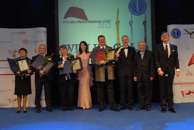 Dyrektor WSPR w Koninie wraz z innymi nagrodzonymi i prowadzącymi galę