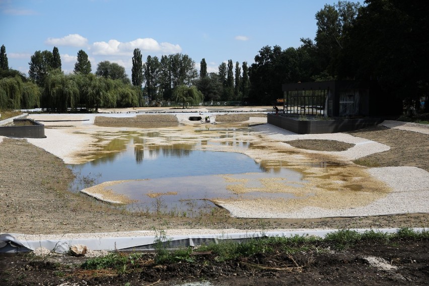 Kraków. Staw, drewniane tarasy i plaża z leżakami. Wszystko to powstaje w parku Lotników Polskich [ZDJĘCIA]