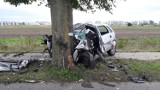 Śmiertelny wypadek w Pogórzu na ul. Wiejskiej: auto, którym kierował 30-letni mężczyzna, uderzyło w drzewo | NADMORSKA KRONIKA POLICYJNA