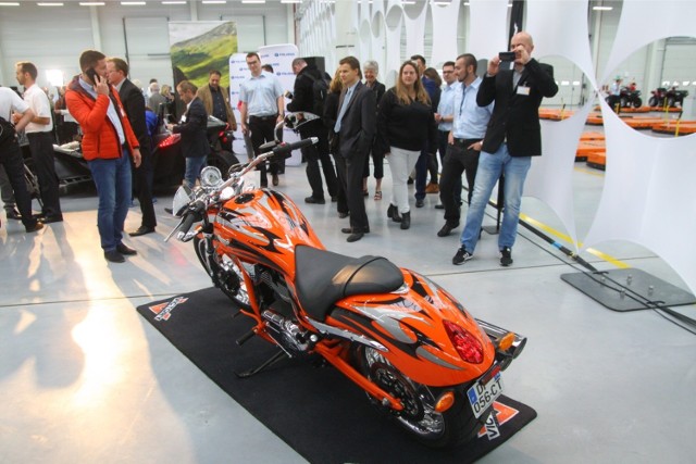 Na otwarciu fabryki w Opolu Polaris prezentował wszystkie swoje produkty, w tym motocykle.