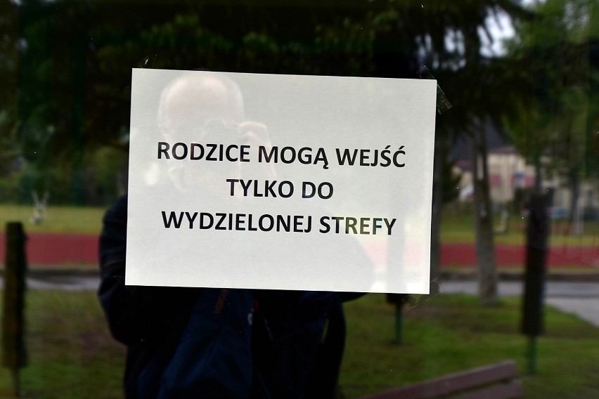 Od wczoraj szkoły prowadzą zajęcia dla dzieci z trzech roczników