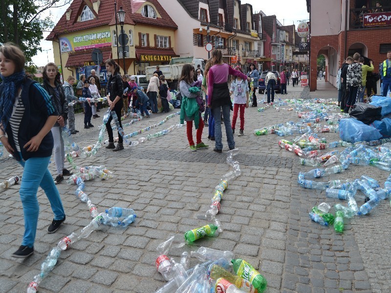 Lębork: Wielkie mierzenie łańcuchów z plastikowych butelek