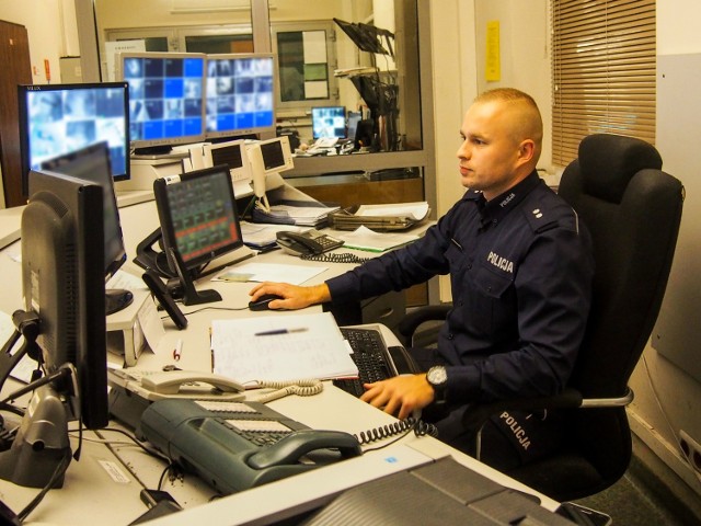 Podkomisarz Paweł Radziewicz na stanowisku dowodzenia w świebodzińskiej komendzie policji