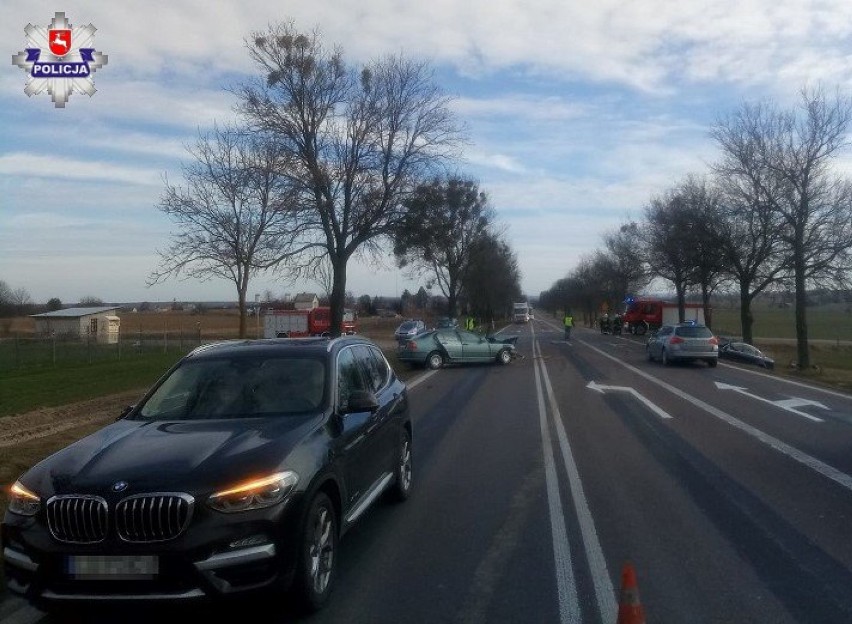 Zderzenie samochodów w m. Zakręcie. Dwie osoby trafiły do szpitala