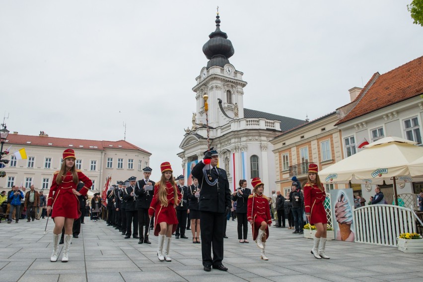 Wadowice, 3 maja: Pochód ulicami miasta [ZDJĘCIA]