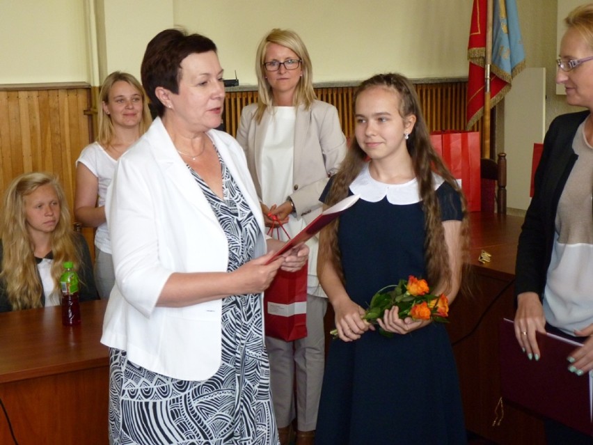 Najlepsi uczniowie z podstawówek i gimnazjów w Radomsku odebrali nagrody