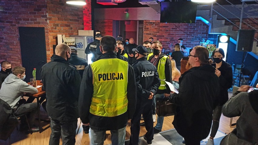 Kalisz: Akcja policji i sanepidu w restauracji Góra i Dół