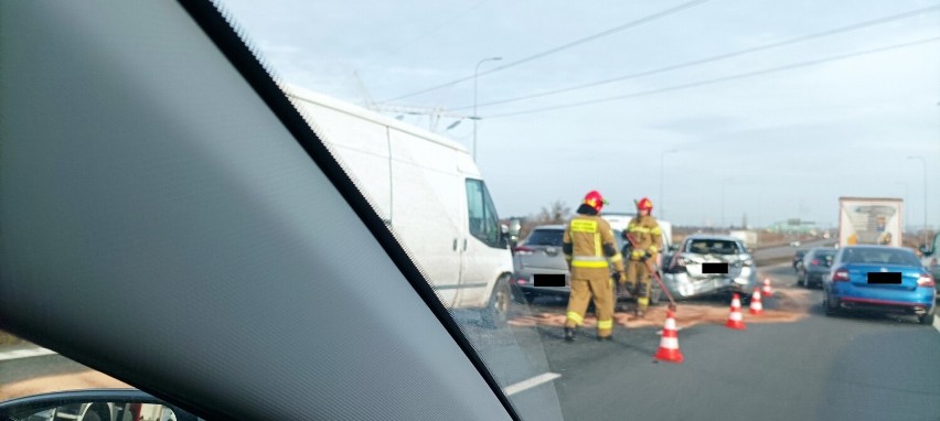 Groźny wypadek na trasie S7 w Gdańsku. Jedna osoba została ranna! Występują utrudnienia w ruchu. ZDJĘCIA 23.02.2023