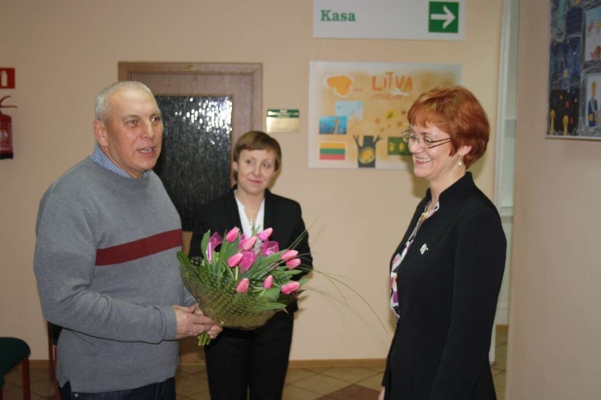 Radny Alojzy Zieliński wręczył kwiaty w imieniu mieszkańców...