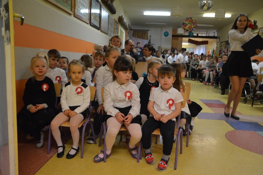 Gmina Biały Bór. Uczniowie szkoły w Drzonowie polonezem uczcili 100-lecie niepodległości oraz 70 urodziny placówki (FOTO+VIDEO)