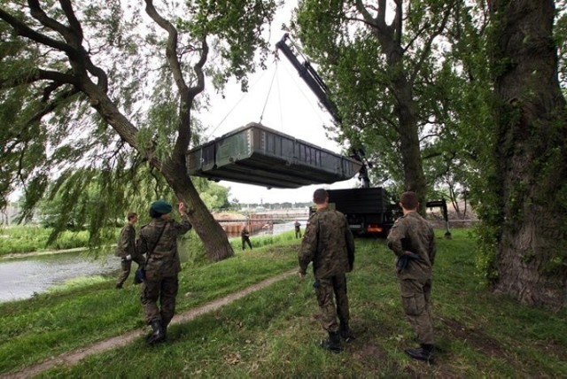 To nie pierwsza sytuacja, gdy w Kołobrzegu sytuację ratuje most pontonowy. Podobnie było w 2011 r. gdy miasto remontowało stay most wzdłuż ul. Solnej