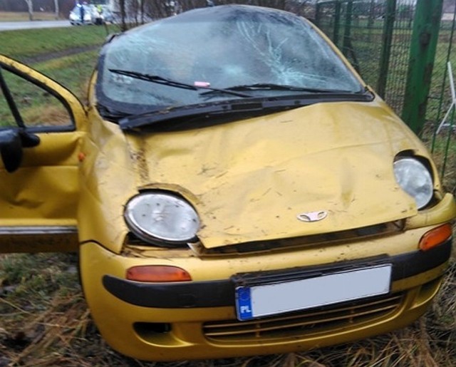 Około godz. 11.30 osobowy matiz zjechał z drogi do rowu, a następnie dachował. Strażacy musieli użyć narzędzi hydraulicznych, żeby wydostać uwiezionego w środku pasażera.