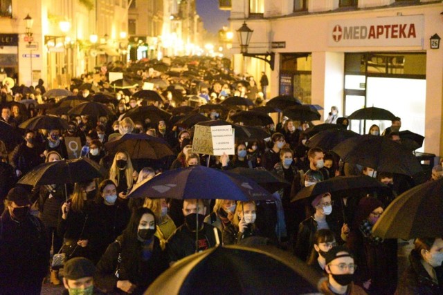 Czarny Protest w Toruniu! W piątkowy wieczór na toruńskiej starówce torunianki i torunianie protestowali przeciwko decyzji Trybunału Konstytucyjnego odnośnie zaostrzenia ustawy antyaborcyjnej w Polsce. 

Relacja i filmy z protestu dostępne na naszej stronie na Facebooku.