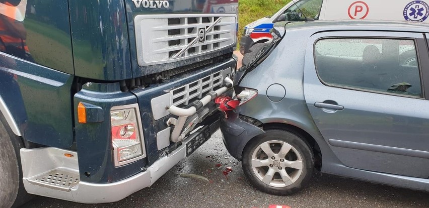 Zderzenie osobówki z ciężarówką zblokowało drogę w dolinie Dunajca. Trzy osoby ranne