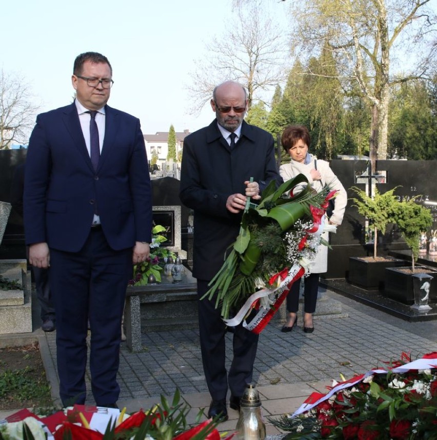 7.rocznica katastrofy smoleńskiej. Złożyli kwiaty na grobie...