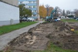 W Łowiczu rozpoczęła się budowa toru dla rolkarzy i wrotkarzy. Górka na os. Dąbrowskiego ma zostać splantowana