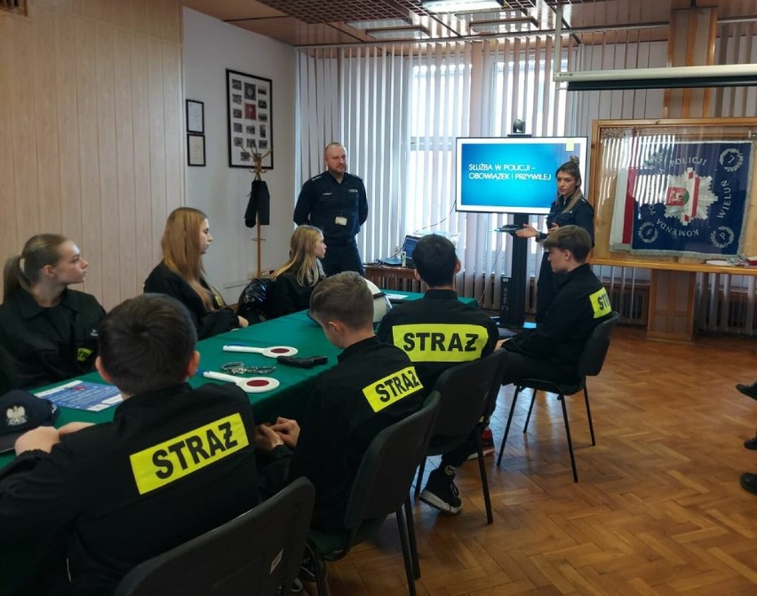 Młodzież z OSP w Mokrsku z wizytą w Komendzie Powiatowej Policji w Wieluniu