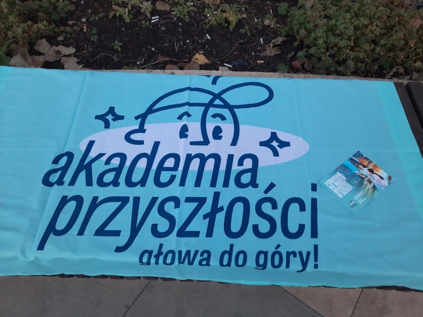„Studniówka” Szlachetnej Paczki i Akademii Przyszłości na Placu Jagiellońskim w Radomiu