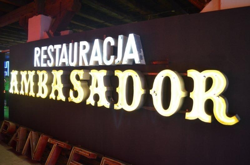 Neon restauracji Ambasador. Fot. Weronika Trzeciak