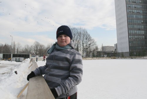 9-letni Bartosz chętnie spędza czas na ślizgawce przed Spodkiem