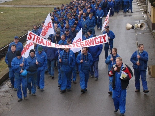 Newag Nowy Sącz: zaczął się strajk ostrzegawczy [ZDJĘCIA]