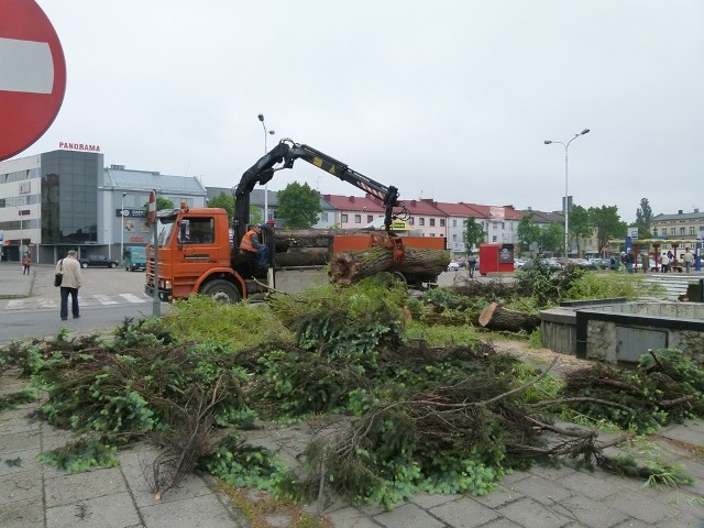 Plac Kościuszki stał się już oficjalnie placem budowy. Najpierw drogowcy postawili znaki, potem wycięto drzewa, na środku stanęły kontenery budowlańców