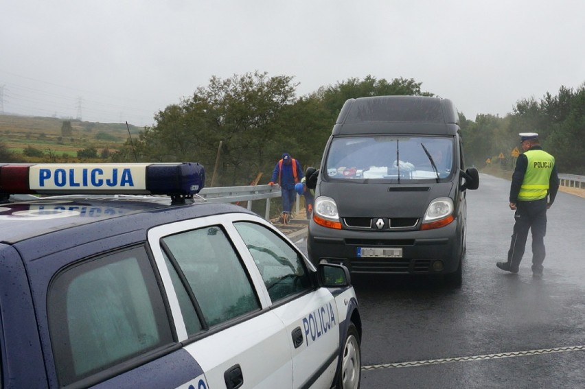 Policjanci na wiadukcie w Chruszczobrodzie.