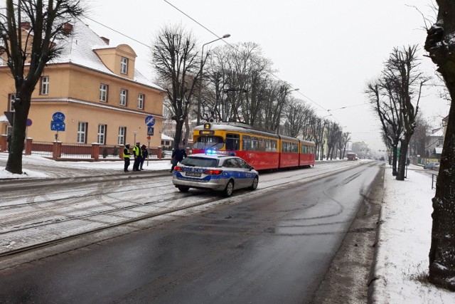 Kierowca bmw zbliżył się do torowiska tramwajowego a nie zauważył, że za nim jedzie tramwaj