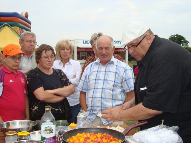 Dania z korbola przyrządzał dla mieszkańców gość specjalny Gieno Miętkiewicz - menager Roberta Makłowicza.