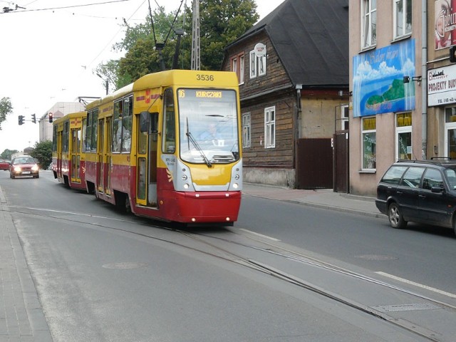 Tramwaje łączące Zgierz z Łodzią miejscami muszą zwalniać nawet do 10 km/h ze względu na fatalny stan torowiska.