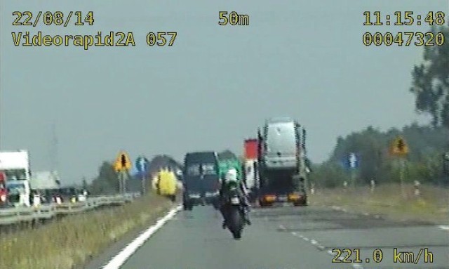 Motocyklista uciekał przed policją